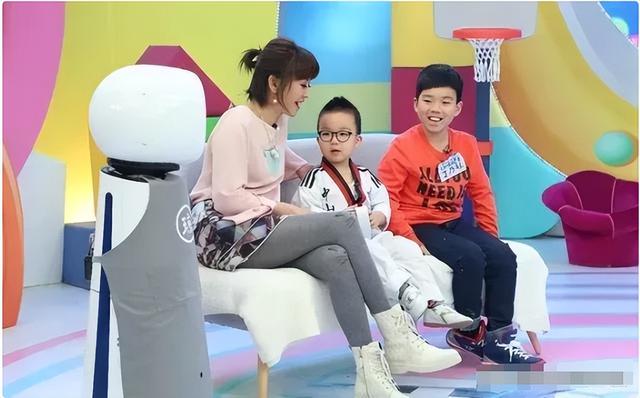 方琼：最适合穿丝袜的女主持人，每一个镜头都那么美，令人着迷