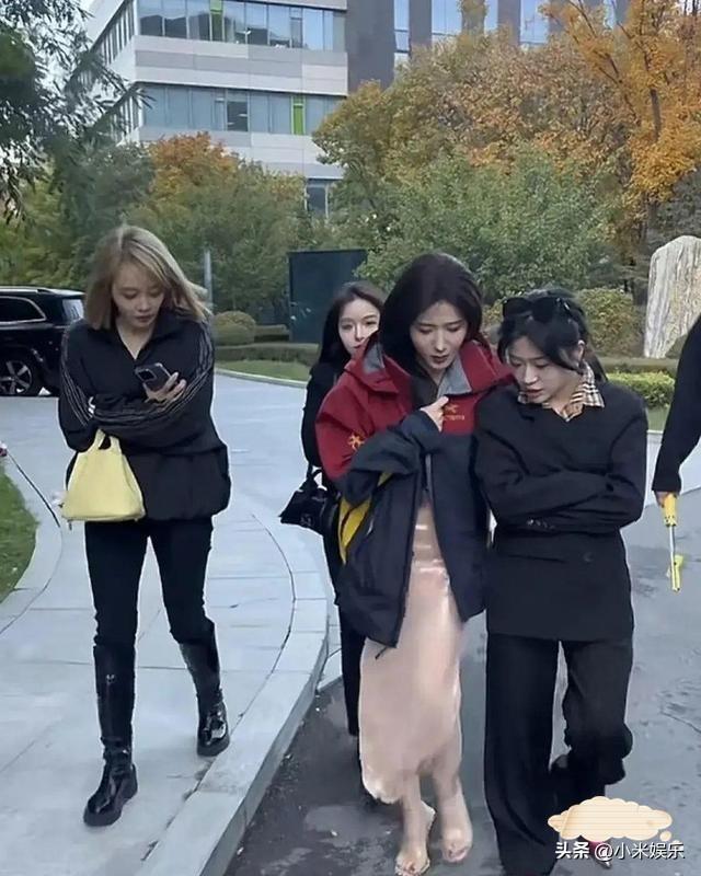 三只羊女主播停播后集体现身，素颜的她们显露真面目，实在辣眼