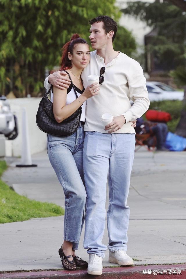 啪姐官宣恋情，给了大金毛一个名分！这嚣张的异性恋，真耀眼啊