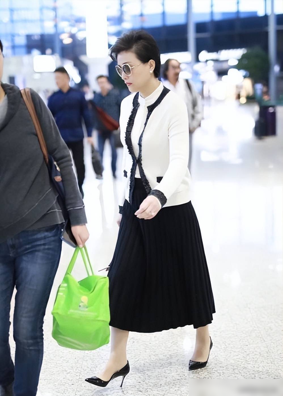 55岁杨澜带火了不费力穿搭:针织衫+牛仔裤+短发,时髦显瘦又洋气