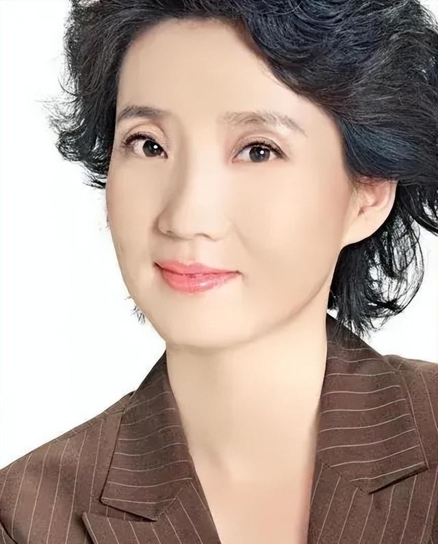 这个“央视首席女主持人”改嫁省委书记后，已走上了另外一条大道