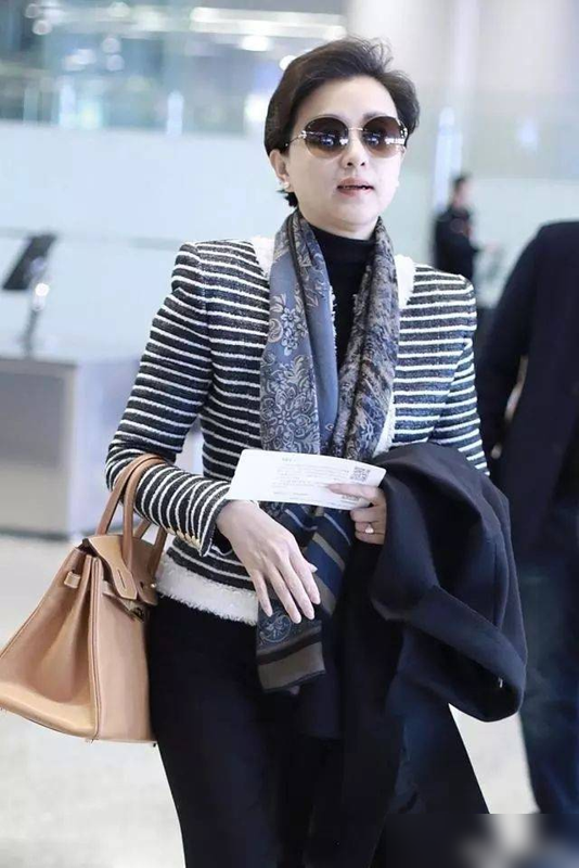 55岁杨澜带火了不费力穿搭:针织衫+牛仔裤+短发,时髦显瘦又洋气