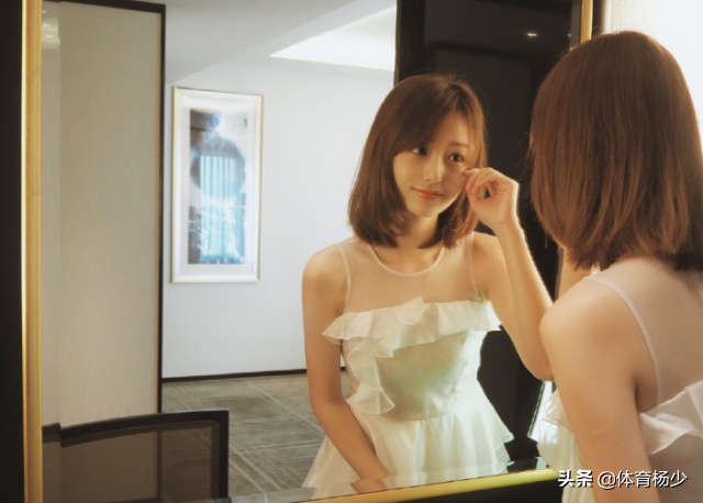 NBA当红女主播小七，神仙颜值十分讨喜，私下是库里的球迷