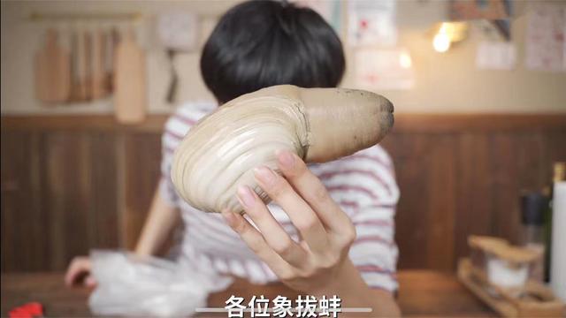 知名网红被指博眼球！吃播食物形似私密部位，举止猥琐遭骂恶趣味