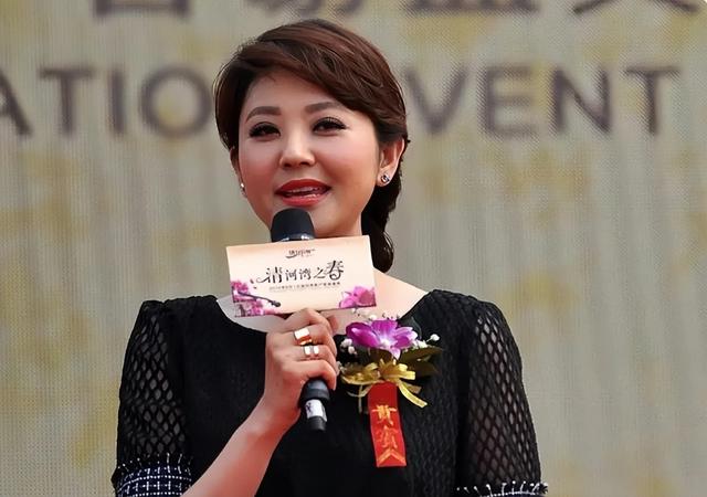 方琼：最适合穿丝袜的女主持人，每一个镜头都那么美，令人着迷