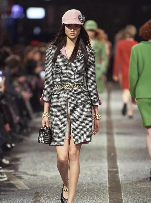 窦靖童洗掉虾线像换人，神似王菲，真空穿香奈儿，美得快认不出