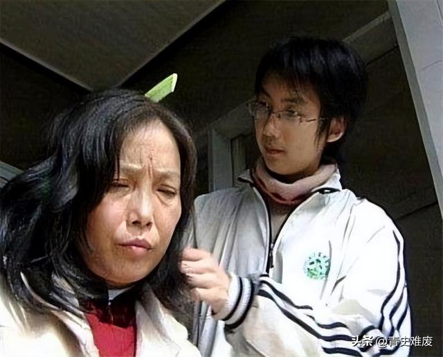 20年前背母上大学的刘霆,却在29岁选择变性,如今的她后悔了吗?