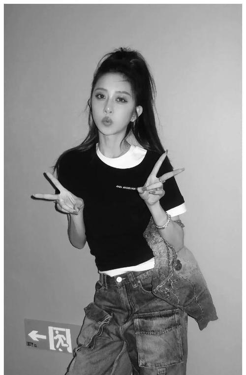 三只羊:性感美女主播卓仕琳,拌胸写真身材劲爆,连看99次啊!