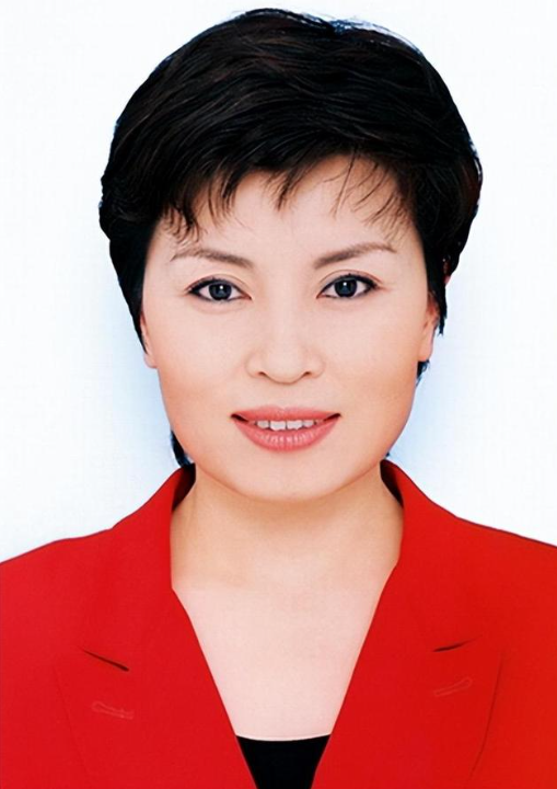央视国脸李瑞英:稳坐主播28年,却因儿子坠楼,被批“六亲不认”