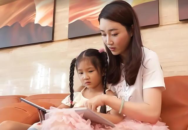 36岁珠江台美女林彬:气质不输年轻时的徐洁,早已结婚生女很幸福