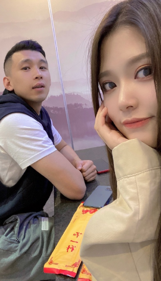 天佑小毒液秀恩爱,官宣公开恋情?天佑直播未被封
