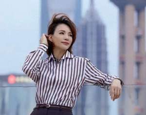《犯错》 女主播(频频犯错，却还能取代董卿，35岁央视女主持人龙洋，到底什么来历)