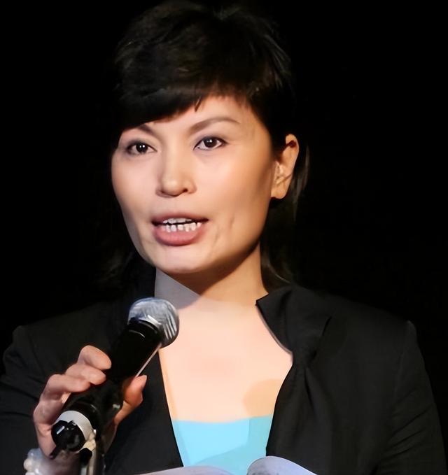 央视国脸李瑞英:稳坐主播28年,却因儿子坠楼,被批“六亲不认”