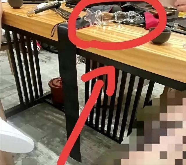 美女老师私生活曝光!网友惊讶露骨聊天内容!