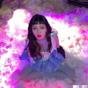 韩国女主播 金艺贞(泫雅曝拍摄花絮，高抬腿用脚比心，大波浪卷发优雅蚂蚁腰好细)