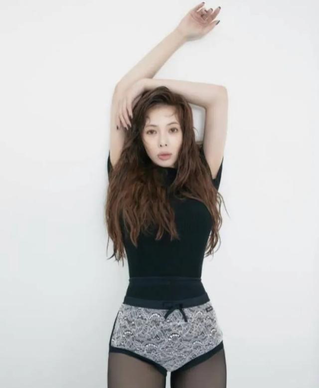 韩国女歌手泫雅,黑丝写真惊艳登场!跪地展示完美身材,性感诱惑