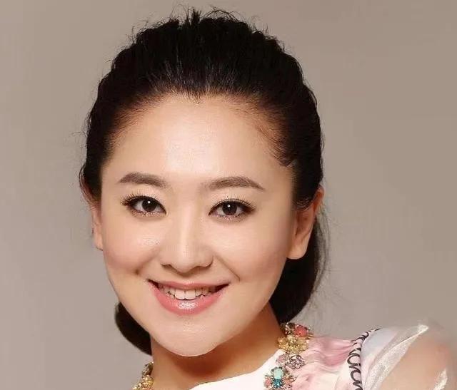 央视的十大美女主持人,被誉为频道的“当家花旦”