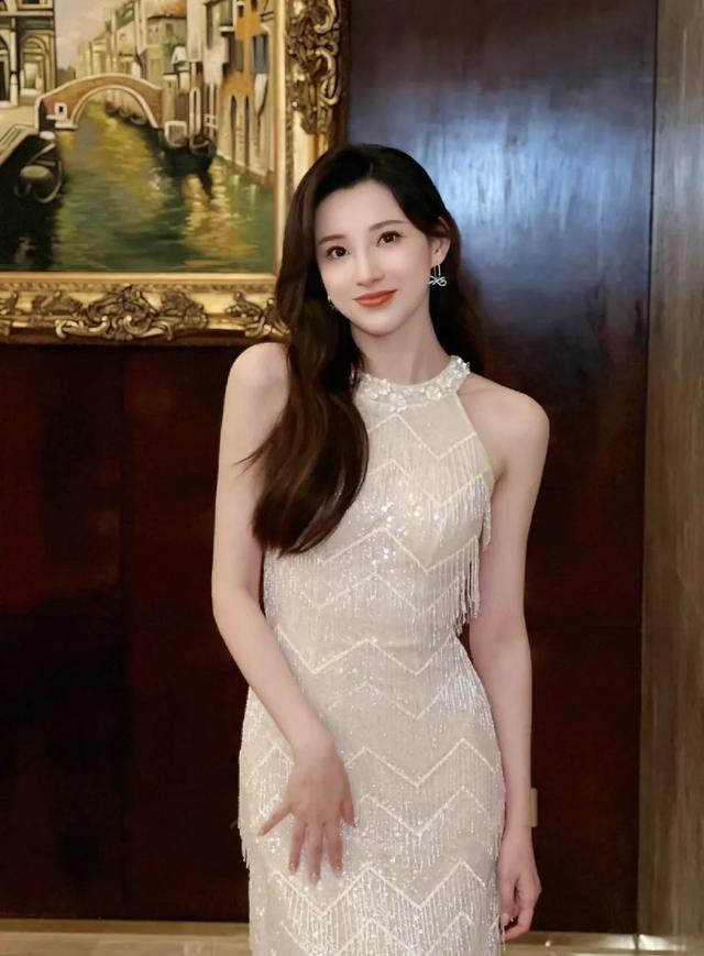 央视的十大美女主持人,被誉为频道的“当家花旦”