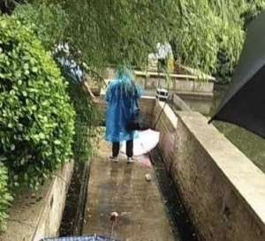 直肠电击外国女主播(心碎2名女童瞬间没了，只因夏天最常见的这个)
