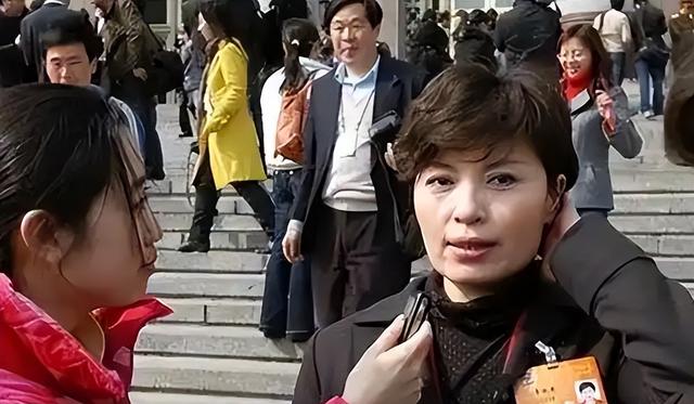 央视国脸李瑞英:稳坐主播28年,却因儿子坠楼,被批“六亲不认”