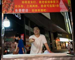 女主播猜拳视频(“赢了送西瓜”长沙一水果摊主靠猜拳卖瓜走红，遭观众质疑：肯定专门练过)