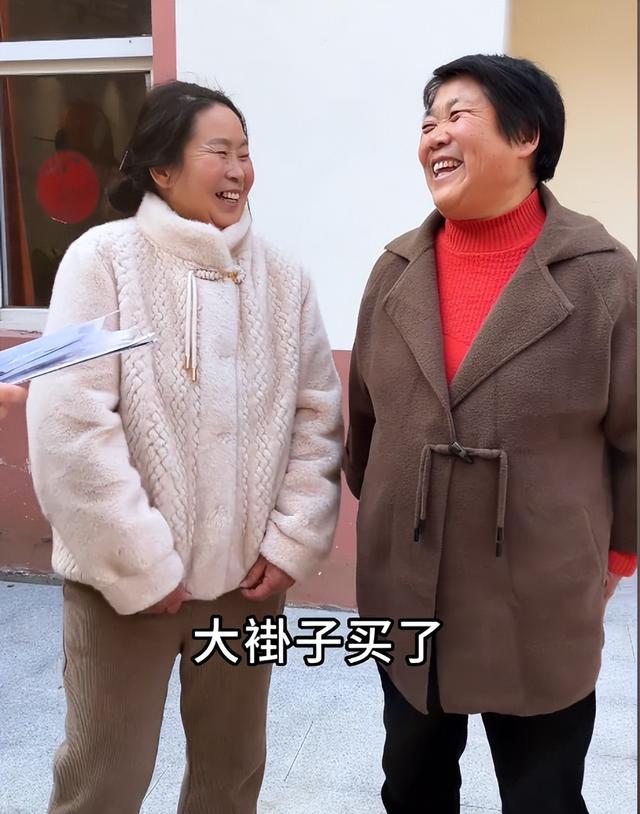 乡村小乔又飞法国带货,把二胎计划提上日程,网友:开始拼娃了?