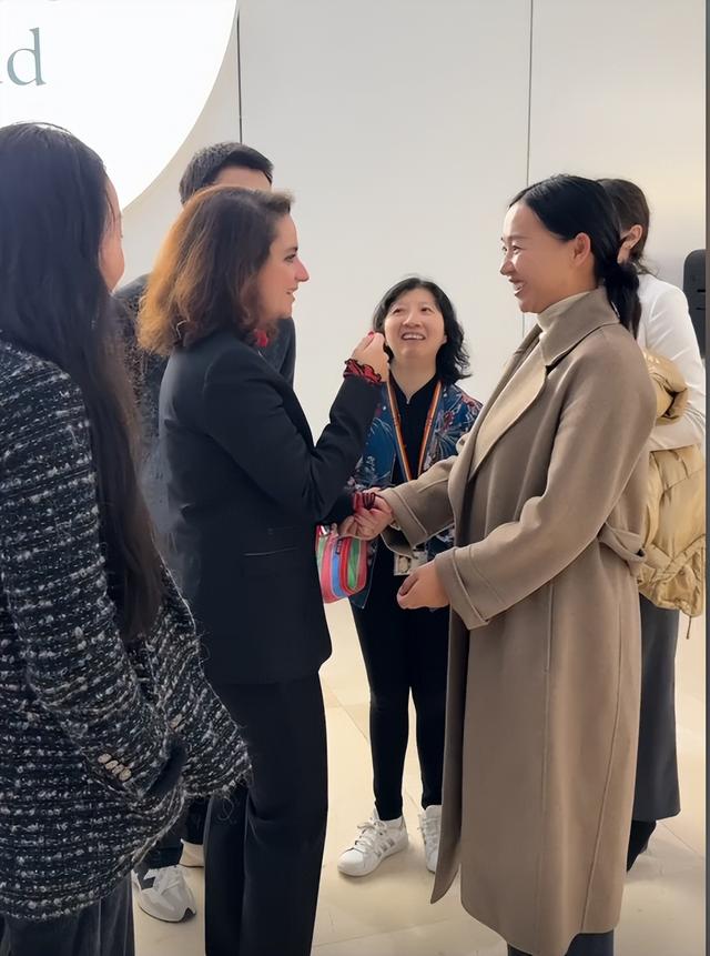 乡村小乔又飞法国带货,把二胎计划提上日程,网友:开始拼娃了?