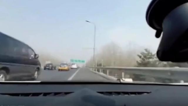 又一个女主播栽了!被平台永久封禁,3项违法行为被交警通报处罚