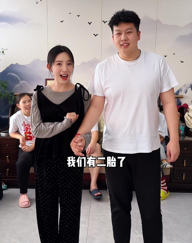 乡村小乔又飞法国带货,把二胎计划提上日程,网友:开始拼娃了?