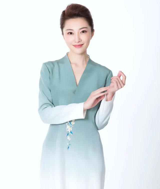 央视的十大美女主持人,被誉为频道的“当家花旦”