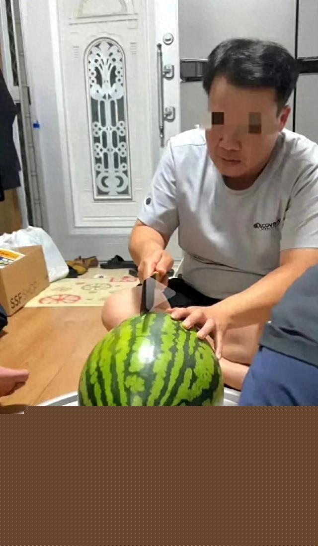 笑死了,韩博主为了辟谣韩国人吃不起西瓜,竟直播现场开瓜