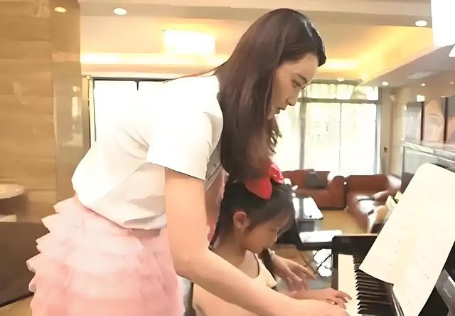 36岁珠江台美女林彬:气质不输年轻时的徐洁,早已结婚生女很幸福
