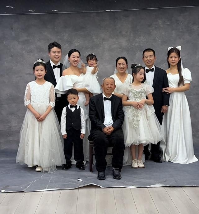 乡村小乔又飞法国带货,把二胎计划提上日程,网友:开始拼娃了?