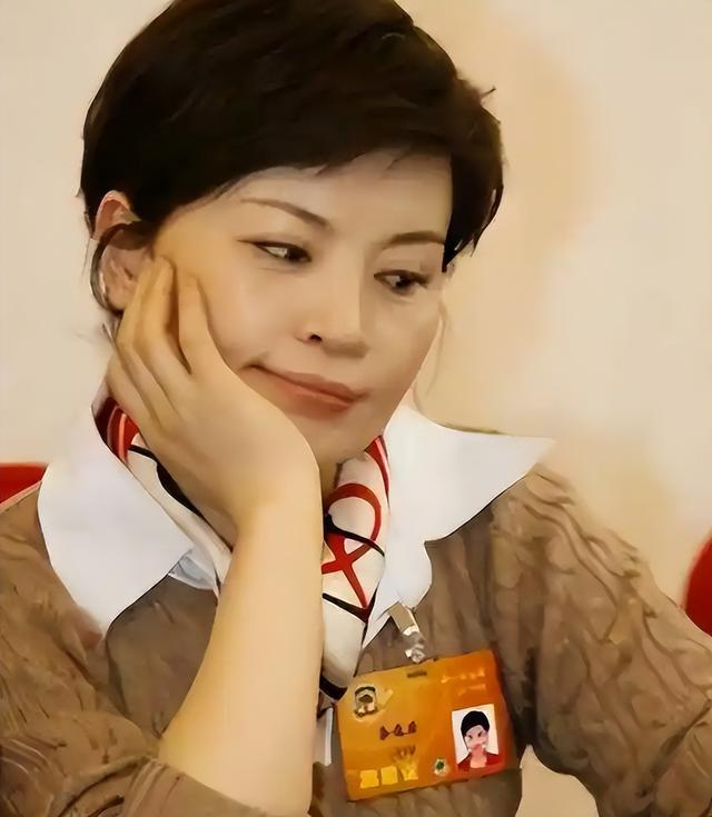 央视国脸李瑞英:稳坐主播28年,却因儿子坠楼,被批“六亲不认”