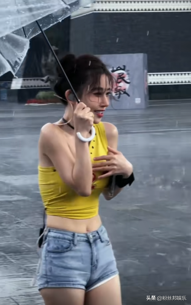 冯提莫遇暴雨打湿上衣,粉丝点唱《摇太阳》,竟真把太阳摇出来了