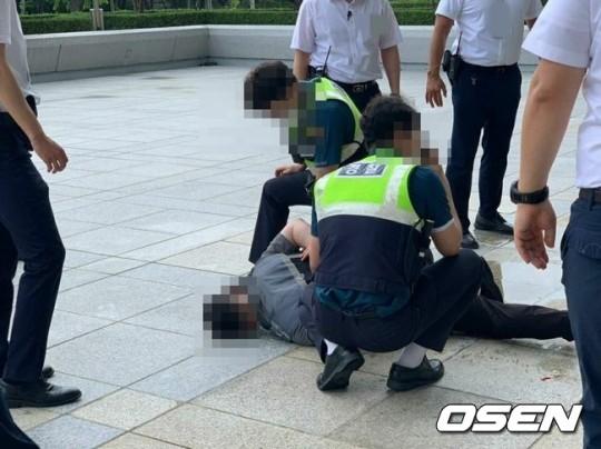 “给我出来!”韩国KBS女主持正直播 门外男子挥镐狂砸