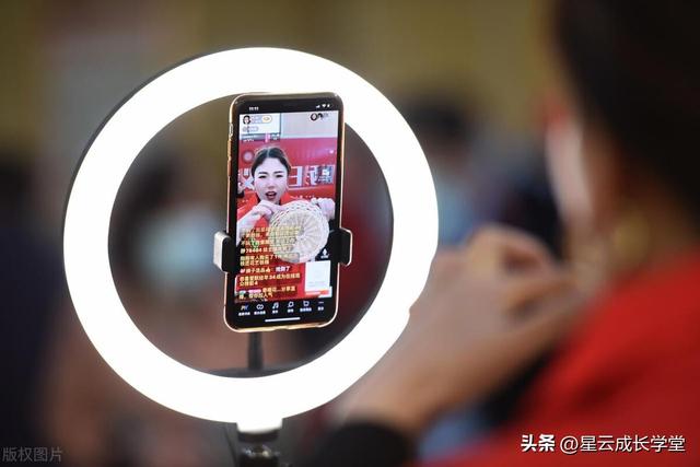 擦边直播的幕后真相:月入五万女主播的辛酸与反思