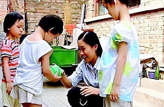 天才少女陨落记:11岁上央视,21岁未婚生三娃,如今蜗居铁皮屋