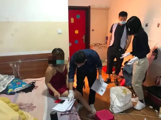 女主播啪啪资源(抓女主播在数个APP上做色情直播，半年不到牟利25万余元)