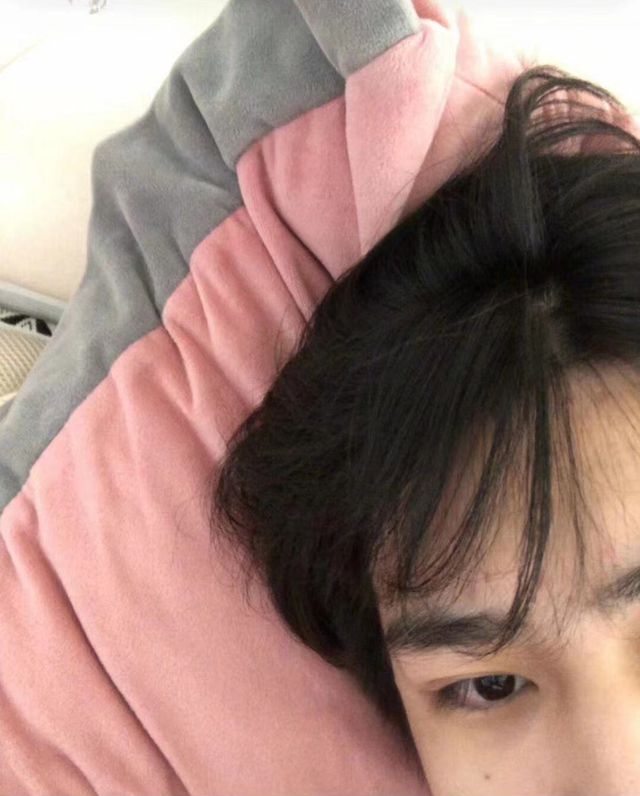知名主播被曝睡粉丝，女方发亲密照怒诉被骗始末，吃住都花女生钱