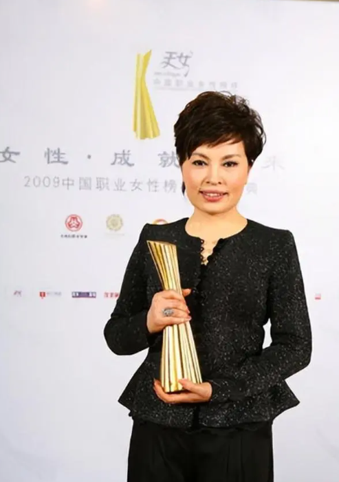 央视国脸李瑞英:稳坐主播28年,却因儿子坠楼,被批“六亲不认”