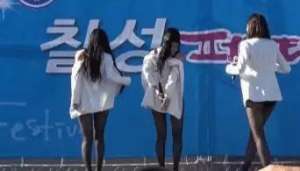 韩国女主播边播边脱衣(韩国女团太辣眼应援去慰问，台上脱衣，台下士兵已沦陷)