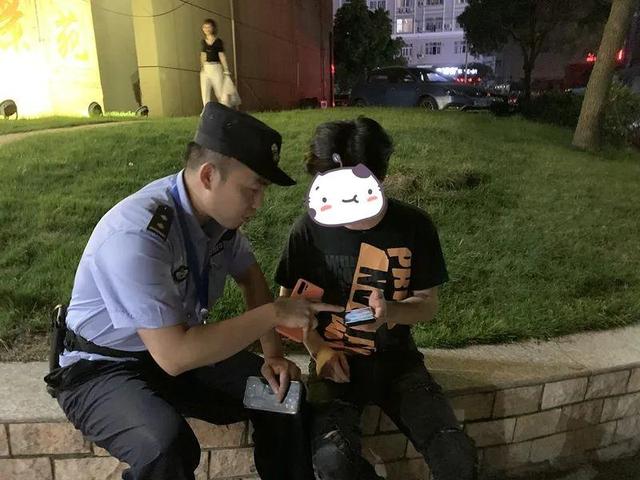 儿子跟身材火辣的美女主播裸聊了5分钟后,他找来父亲买单,这事还惊动了警察