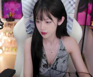 女主播艾琳(艾琳穿白色吊带直播，“哇塞”身材展露无遗，这不花钱可以看的？)