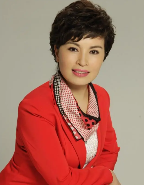 央视国脸李瑞英:稳坐主播28年,却因儿子坠楼,被批“六亲不认”