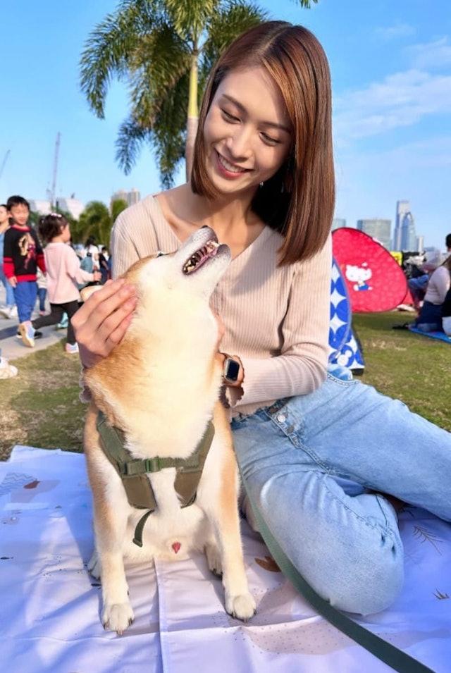 她是香港科大之花、九头身女主播，形似朱千雪，个人生活低调神秘