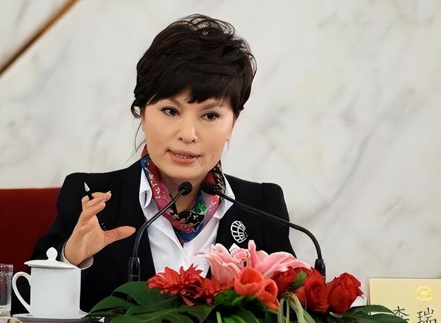 央视国脸李瑞英:稳坐主播28年,却因儿子坠楼,被批“六亲不认”