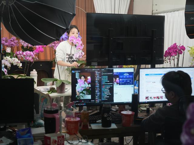 带花主播嗓子都喊冒烟了,直播一场发走2000单,高峰还会持续