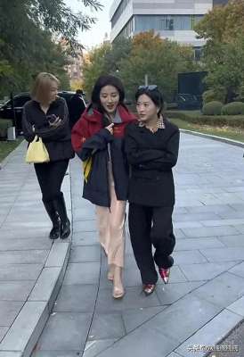 韩国女主播冬天姐妹花(三只羊女主播停播后集体现身，素颜的她们显露真面目，实在辣眼)