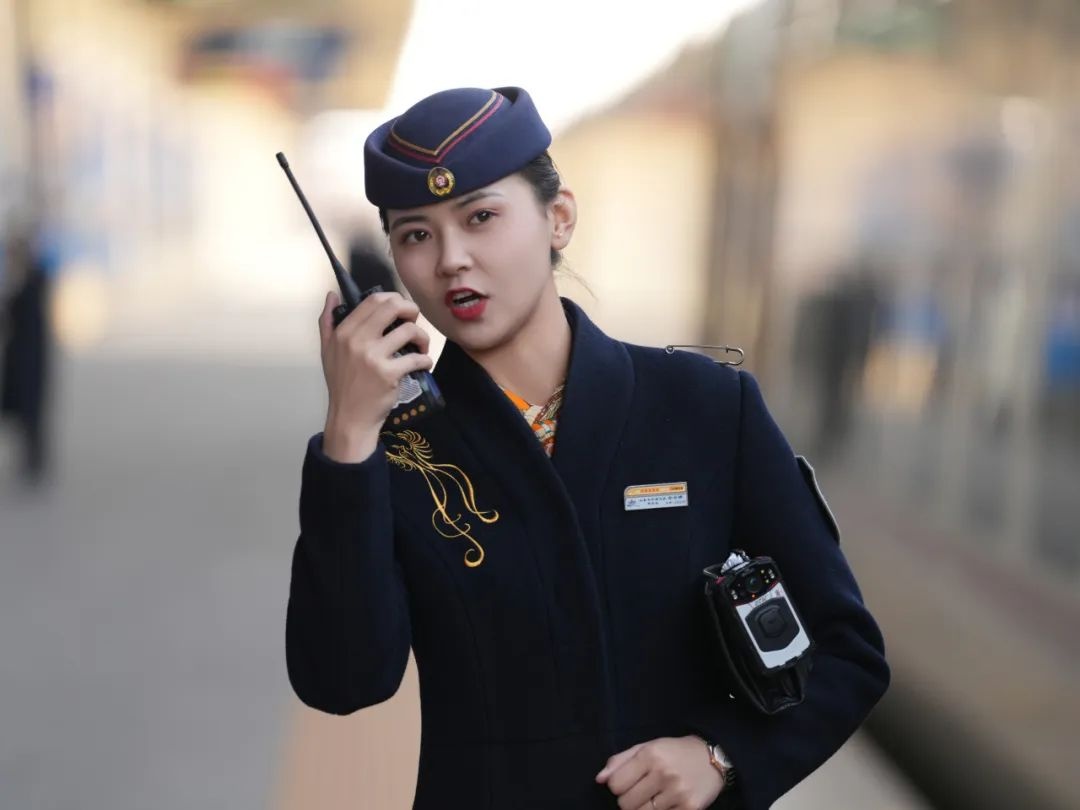 列车员上班戴耳麦?网友:这身穿搭真酷!